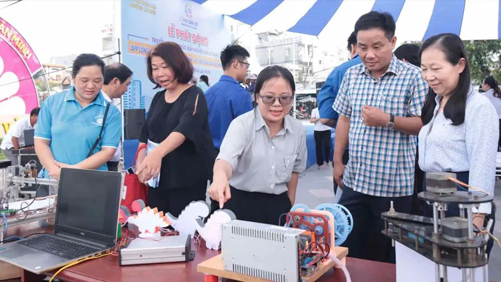 Chị Nguyễn Phan Bảo Tín (đeo kính), người hoạt động không chuyên trách tại phường Lái Thiêu, trong một hoạt động về chuyển đổi số (ẢNH: TÂM TRANG)