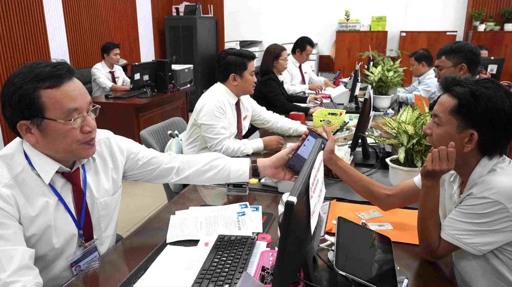 Công chức Trung tâm Phục vụ hành chính công phường Tam Bình tiếp và giải quyết thủ tục hành chính cho người dân