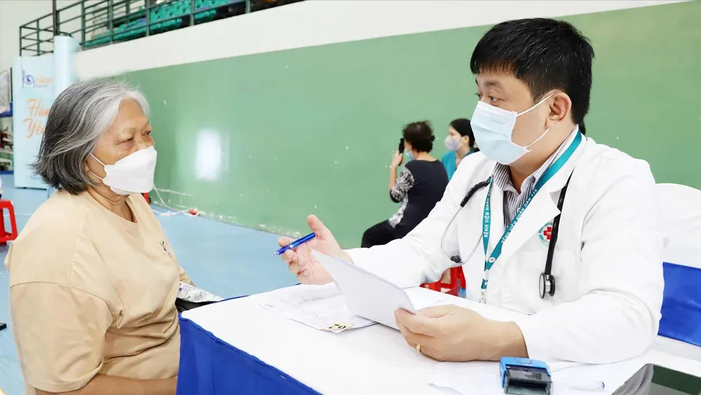 Bác sĩ Bệnh viện Nhân dân 115 thăm khám sức khỏe cho người dân (ẢNH: THÀNH SƠN)