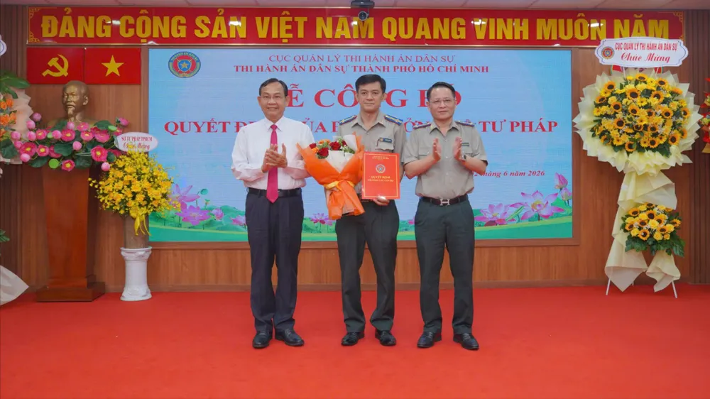 Đồng chí Nguyễn Văn Hòa, Trưởng Thi hành án dân sự TPHCM (bên phải) cùng đồng chí Đinh Thanh Nhàn, Phó Trưởng Ban Tổ chức Thành ủy TPHCM chúc mừng đồng chí Trần Đình Hoàng