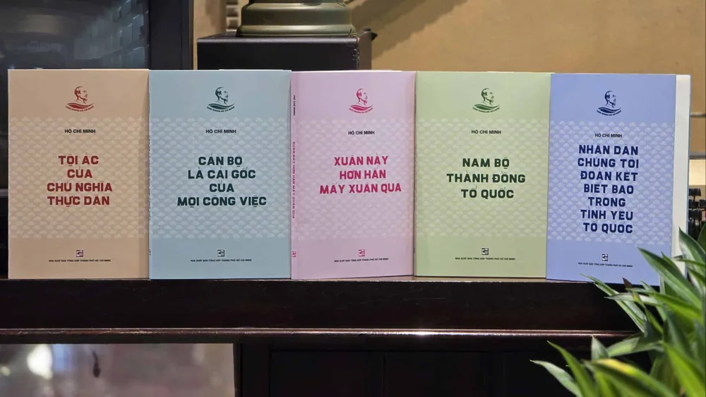 5 tác phẩm của Chủ tịch Hồ Chí Minh trong tủ sách "Vinh quang Hồ Chí Minh". Ảnh: QUỲNH MY