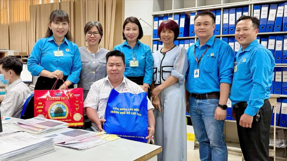 Anh Nguyễn Thanh Điền (ngồi) cùng đồng nghiệp tại đơn vị