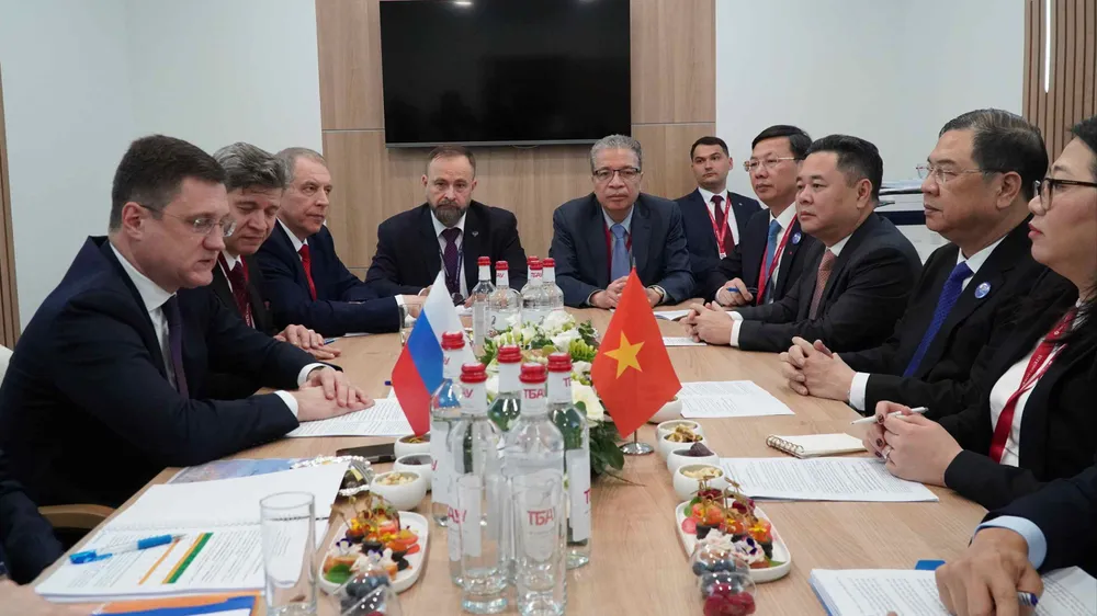 Phó Thủ tướng Thường trực Phạm Gia Túc (thứ 2 từ phải sang) làm việc với Phó Thủ tướng Nga Alexander Novak (ẢNH: TTXVN)