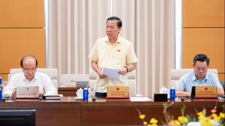 Chủ nhiệm Ủy ban Kinh tế và Tài chính Phan Văn Mãi báo cáo tại phiên họp của UBTVQH chiều 10-6. Ảnh: VIẾT CHUNG 