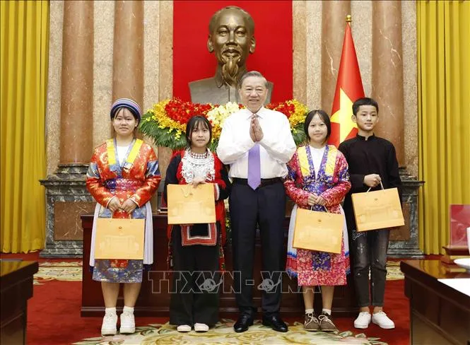 Tổng Bí thư, Chủ tịch nước Tô Lâm tặng quà cho các học sinh dân tộc thiểu số. Ảnh: TTXVN