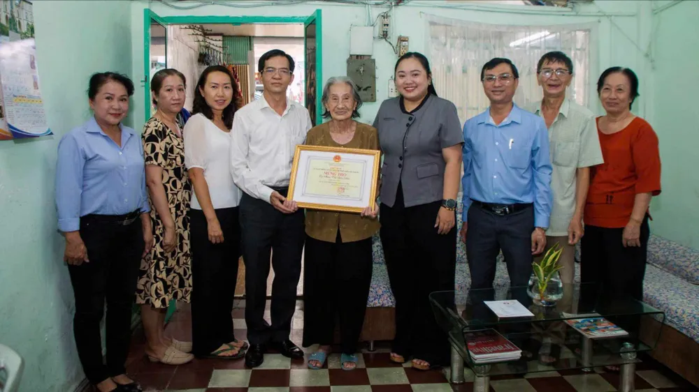 Đồng chí Dương Trọng Hiếu cùng đoàn đến thăm, chúc thọ cụ Phan Thị Hòa Điều. Ảnh: TIẾN ĐẠT
