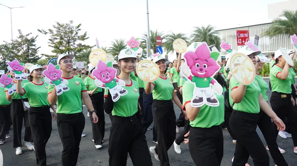Cán bộ, đảng viên, đoàn viên và nhân dân trên địa bàn phường Bình Trưng (TPHCM) đi bộ đồng hành "Chung tay xây dựng Bình Trưng xanh - văn minh - hiện đại - nghĩa tình” (Ảnh: THU HƯỜNG)
