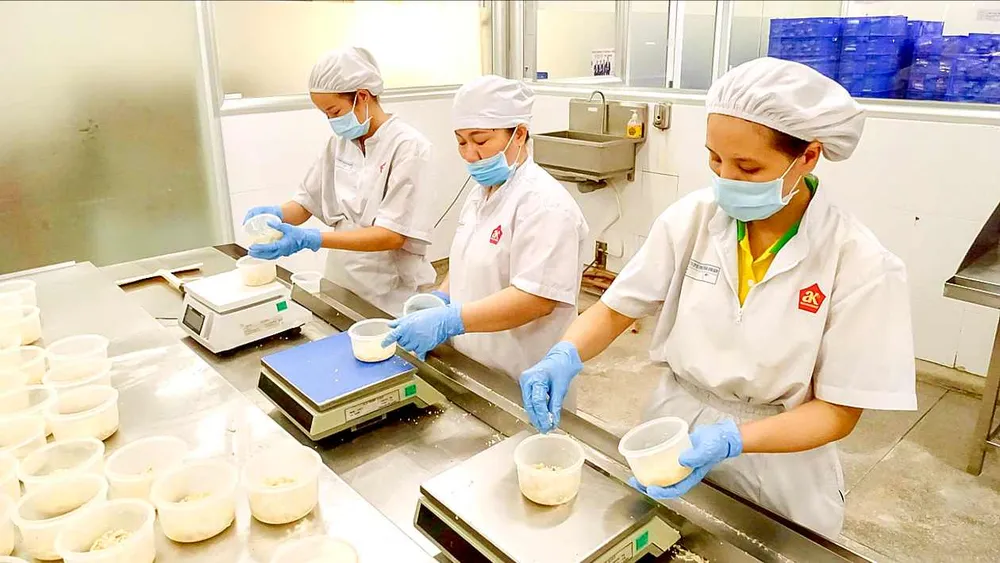 Công nhân chế biến thực phẩm tại Công ty cổ phần Thực phẩm Anh Kim (TPHCM) (ẢNH: HOÀNG QUÂN)