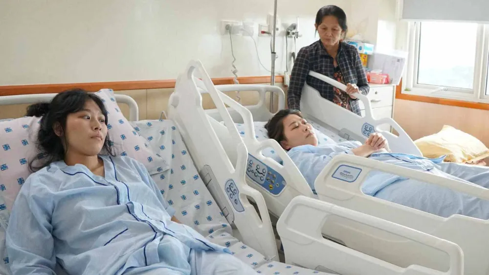 Giữ lại ánh sáng giúp chị em sinh đôi mắc bệnh hiếm