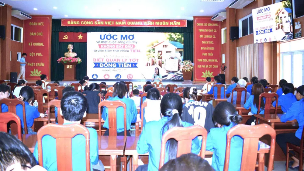 ThS Phạm Thị Ngọc Lan chia sẻ các kiến thức ngăn ngừa lừa đảo tài chính và giới thiệu những phương pháp hoạch định tài chính cá nhân đơn giản, dễ áp dụng (ẢNH: BTC)