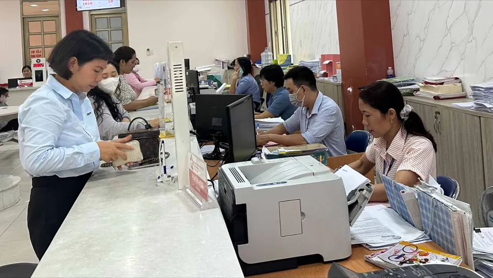 Người dân đến liên hệ làm việc tại UBND phường Tân Bình, TPHCM. Ảnh: THANH HIỀN