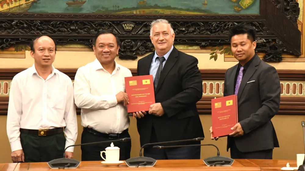 Đoàn đại biểu Đại học Công nghệ Texas trao các bộ hồ sơ, tài liệu nghiên cứu đến Ban Chỉ đạo 515 TPHCM