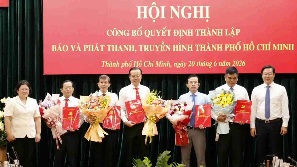 Đồng chí Lê Quốc Phong, Ủy viên Trung ương Đảng, Phó Bí thư Thường trực Thành ủy TPHCM và đồng chí Văn Thị Bạch Tuyết, Phó Bí thư Thành ủy TPHCM, trao quyết định bổ nhiệm Tổng Giám đốc, các Phó Tổng Giám đốc Báo và Phát thanh, Truyền hình TPHCM. Ảnh: VIỆT DŨNG