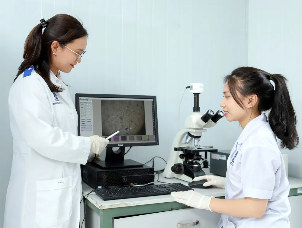 Giảng viên hướng dẫn sinh viên học thực hành .jpg