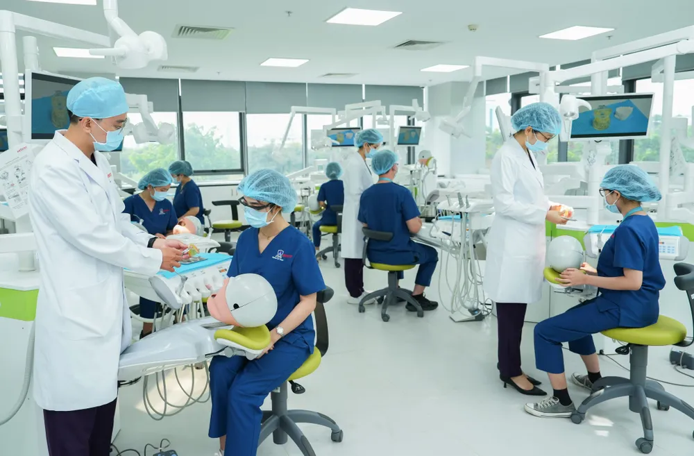 Sinh viên ngành Răng hàm mặt Trường ĐH Nguyễn Tất Thành trong giờ học thực hành .jpg