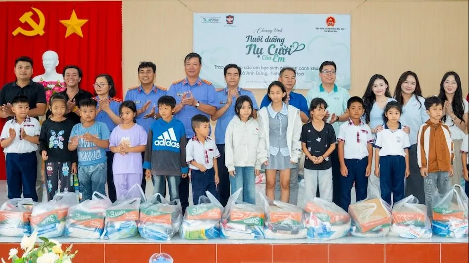 Ban tổ chức chương trình “Nuôi dưỡng nụ cười của em” trao quà cho các em học sinh tại xã Anh Dũng
