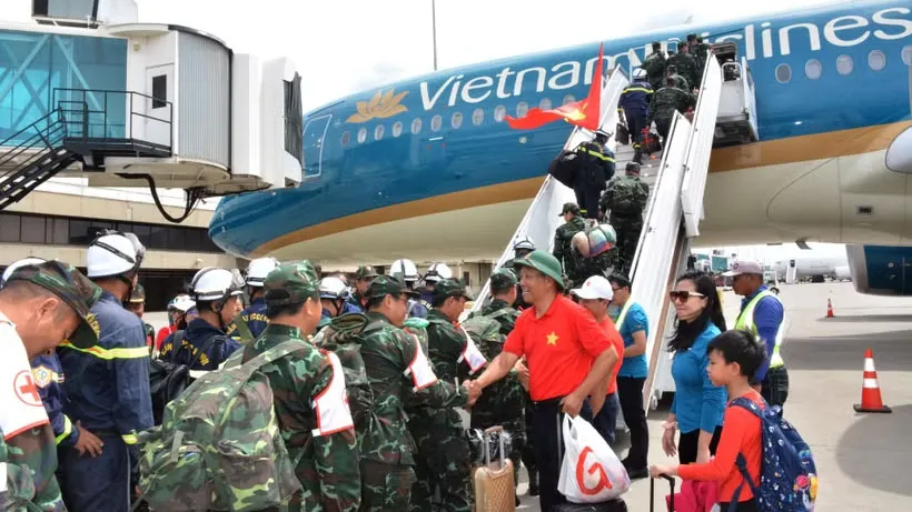 Đoàn cứu nạn, cứu hộ Việt Nam lên máy bay về nước tại sân bay quốc tế Simon Bolivar ở thành phố Maiquetia, bang La Guaira, Venezuela. Ảnh: VIETNAM+