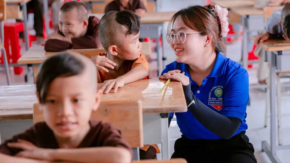 Giáo sinh trò chuyện với các em theo học miễn phí ở Trung tâm Nhân đạo Hồng Quang
