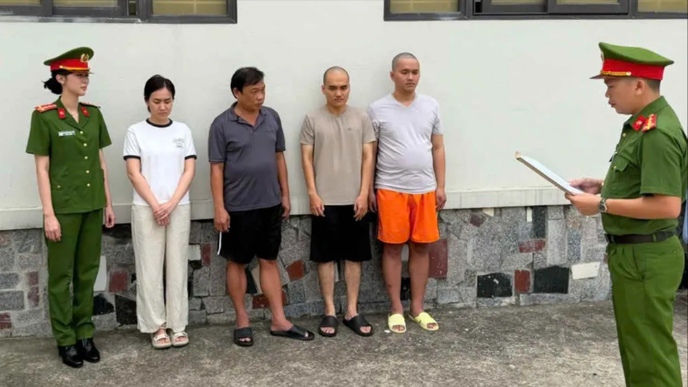 Cơ quan Cảnh sát điều tra thi hành lệnh khởi tố bị can. Ảnh: CÔNG AN THANH HÓA CUNG CẤP 