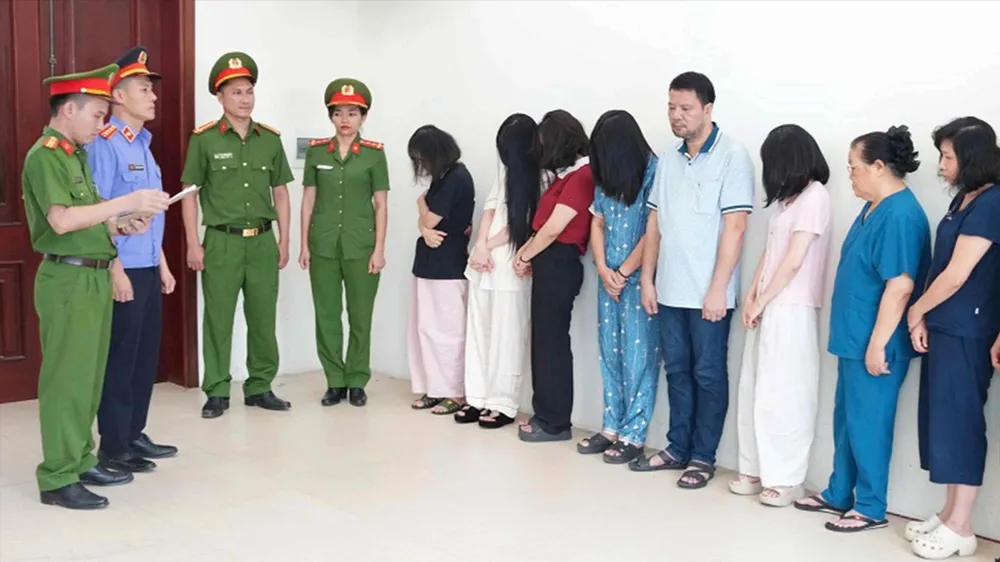 Cơ quan Cảnh sát điều tra đọc lệnh khởi tố vụ án, khởi tố bị can. Ảnh: CACC