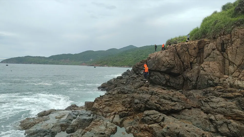 8-8-ba-co-gai-bi-song-bien-cuon-1.jpg