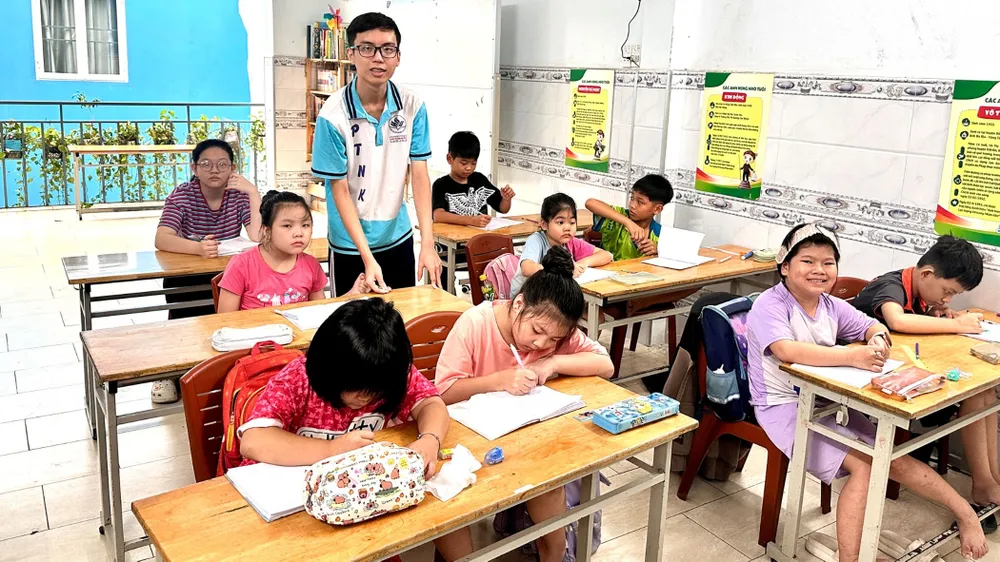 Thành viên của dự án Nắng cao nguyên trong giờ lên lớp tại Trường Phổ cập phường Thạnh Mỹ Tây (ẢNH: HỒ SƠN)