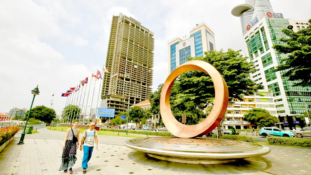 Biểu tượng Hữu nghị Quốc tế TPHCM đặt tại Công viên Bến Bạch Đằng, phường Sài Gòn, TPHCM (ẢNH: DŨNG PHƯƠNG)