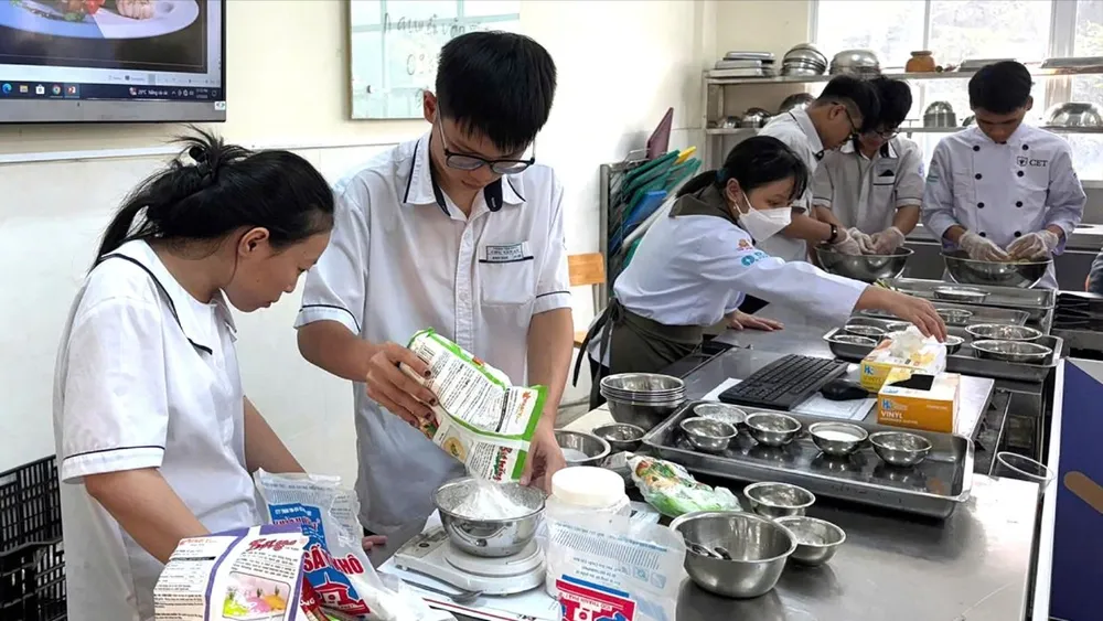 Học sinh Trung tâm GDTX Chu Văn An học nghề tại các cơ sở đào tạo nghề song song với học văn hóa tại trung tâm (ẢNH: ĐẶNG TRINH)