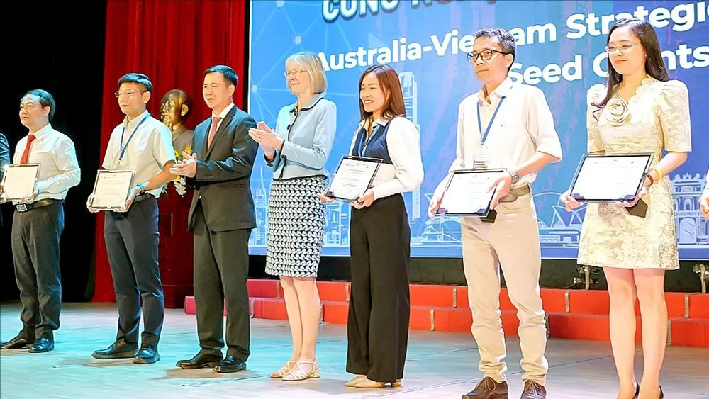 Đại sứ Australia Gillian Bird trao tài trợ cho các dự án hạt giống công nghệ chiến lược, ngày 11-6. Ảnh: PHƯƠNG ANH
