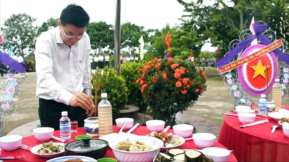 Mâm cơm cúng các Anh hùng liệt sĩ hy sinh tại Đền tưởng niệm liệt sĩ Trung đoàn 88, xã Vĩnh Châu, tỉnh Tây Ninh (ẢNH: QUANG VINH)