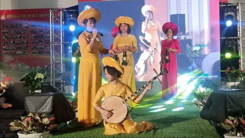 Các em học sinh Trường THCS Dương Văn Mạnh tập hát với các nghệ nhân Đờn ca tài tử (ẢNH: TRÚC GIANG)