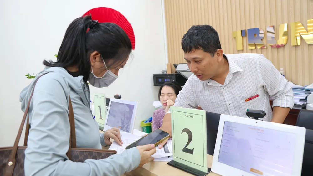 Người dân đến Trung tâm phục vụ hành chính công xã Tân Vĩnh Lộc, TPHCM thực hiện thủ tục hành chính. Ảnh: LÊ THOA