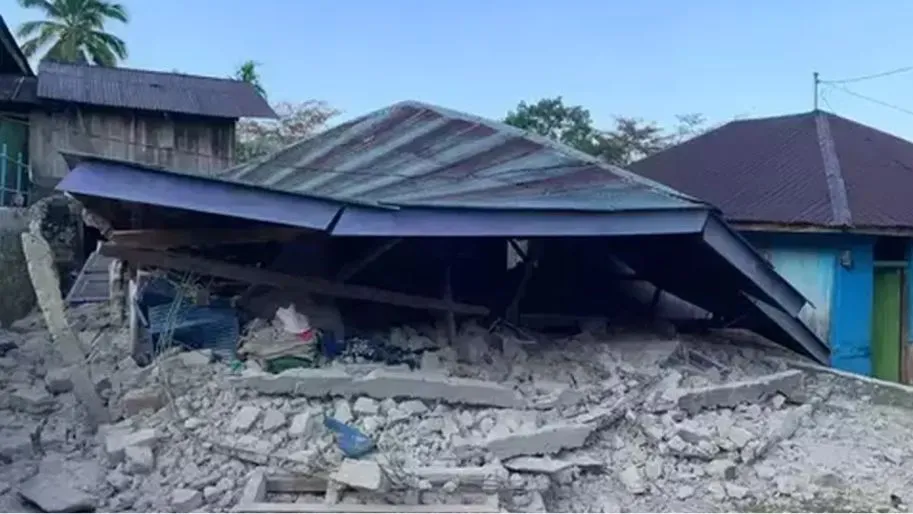 Nhà cửa đổ sập vì động đất ở Indonesia. Ảnh: JAKARTA GLOBE