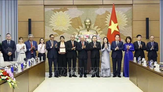 Chủ tịch Quốc hội Trần Thanh Mẫn và Thượng nghị sĩ Alberto Anaya Gutierrez, Tổng Bí thư Đảng Lao động Mexico chụp ảnh lưu niệm với đại biểu. Ảnh: TTXVN