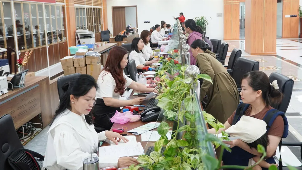 Bảo hiểm xã hội TPHCM giải quyết hồ sơ cho người dân (ẢNH: ĐÔNG SƠN)