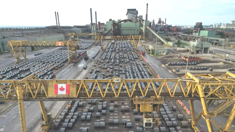 Sản phẩm thép cuộn tại Nhà máy thép Hamilton ArcelorMittal Dofasco (Canada) (ẢNH: GETTY IMAGES)