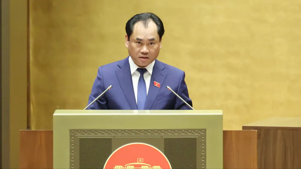 Bộ trưởng Bộ Nông nghiệp và Môi trường Trịnh Việt Hùng trình bày tờ trình về định hướng chính sách sửa đổi Luật Đất đai năm 2024, sáng 19-8. Ảnh: QUANG PHÚC 