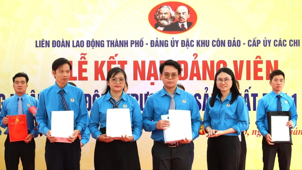 TPHCM kết nạp các công nhân, lao động ưu tú vào hàng ngũ của Đảng dịp 3-2-2026. Ảnh: THÁI PHƯƠNG