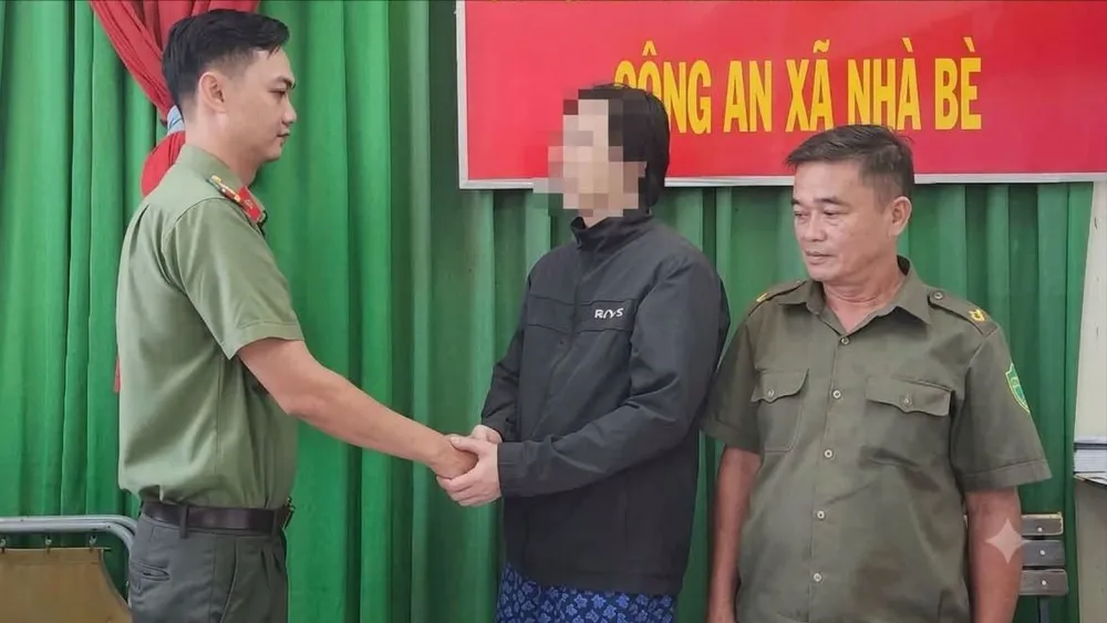 Người đàn ông Hàn Quốc gửi lời cảm ơn đến Công an xã Nhà Bè. Ảnh: CACC