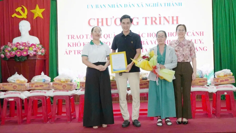 Xã Nghĩa Thành trao thư cảm ơn cho gia đình bà Võ Thị Thùy Luy