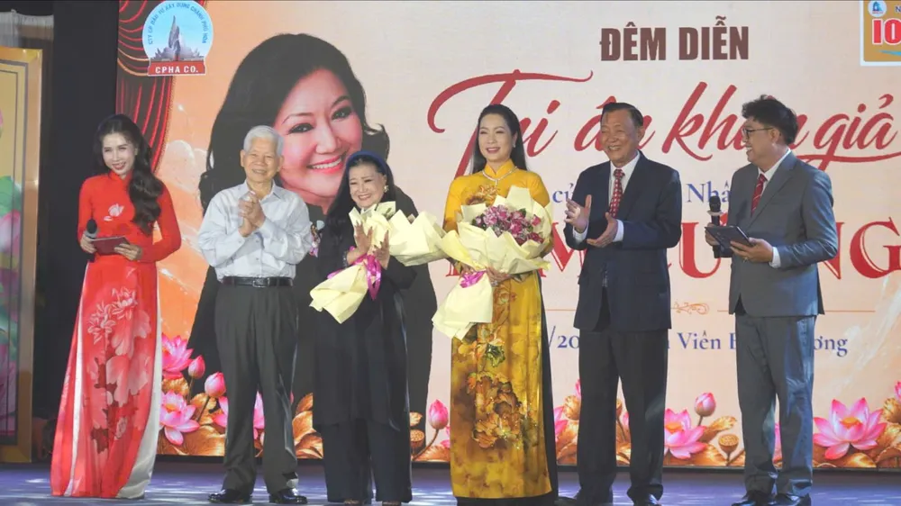 Nguyên Chủ tịch nước Nguyễn Minh Triết và lãnh đạo Hoa viên Chánh Phú Hòa tặng hoa tri ân NSND Kim Cương và NSND Trịnh Kim Chi, Chủ tịch Hội Sân khấu TPHCM