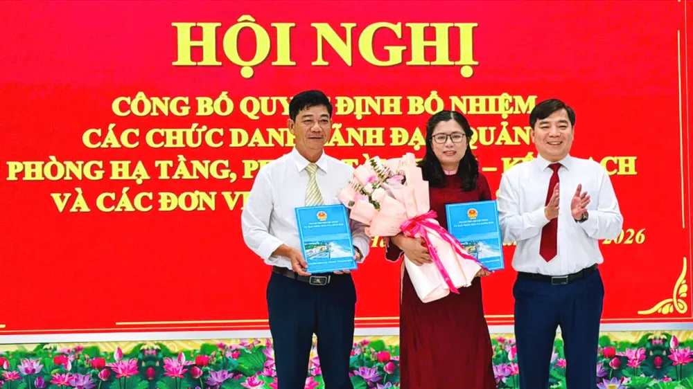 Ông Nguyễn Minh Tâm, Phó Chủ tịch UBND xã Long Hải trao quyết định thành lập trường và bổ nhiệm Hiệu trưởng, Hiệu phó Trường Tiểu học Lê Lợi