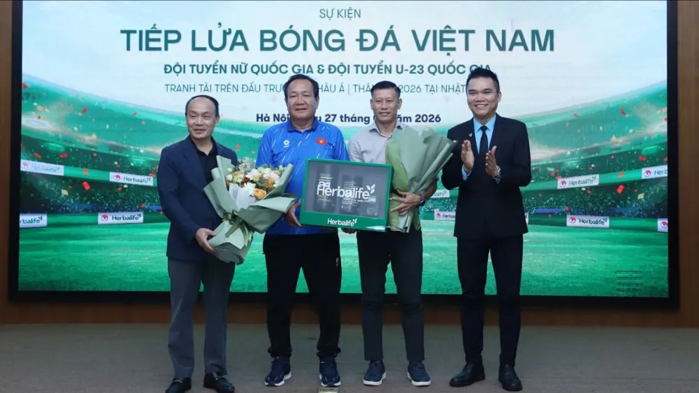 HLV Hoàng Văn Phúc và HLV Thạch Bảo Khanh thay mặt đội tuyển nữ và đội tuyển U23 Việt Nam nhận quà từ nhà tài trợ