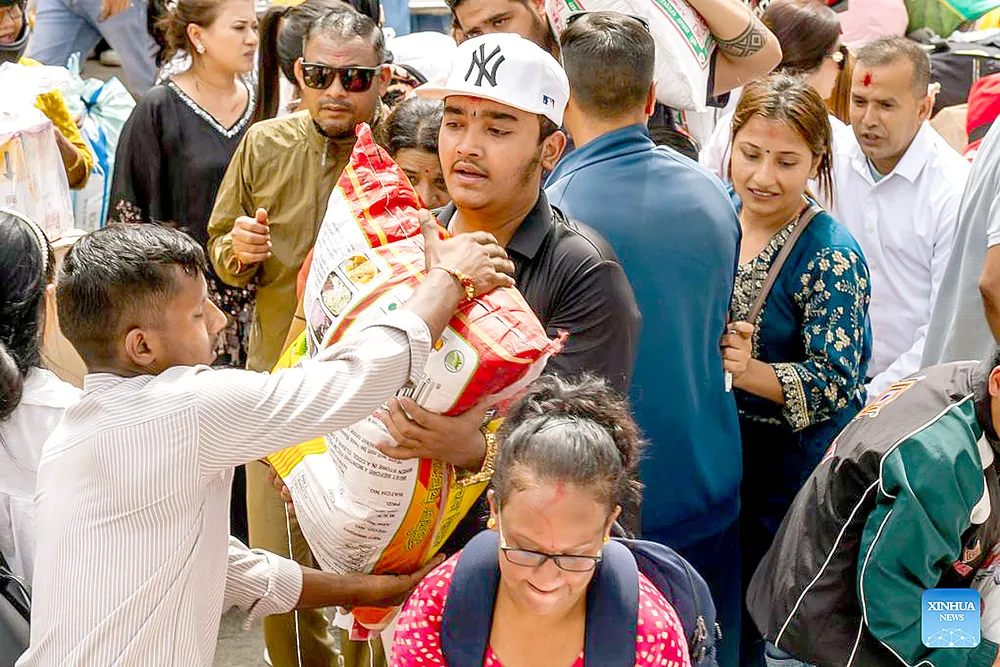 Vận chuyển hàng cứu trợ tại thành phố Kathmandu của Nepal (ẢNH: XINHUA)