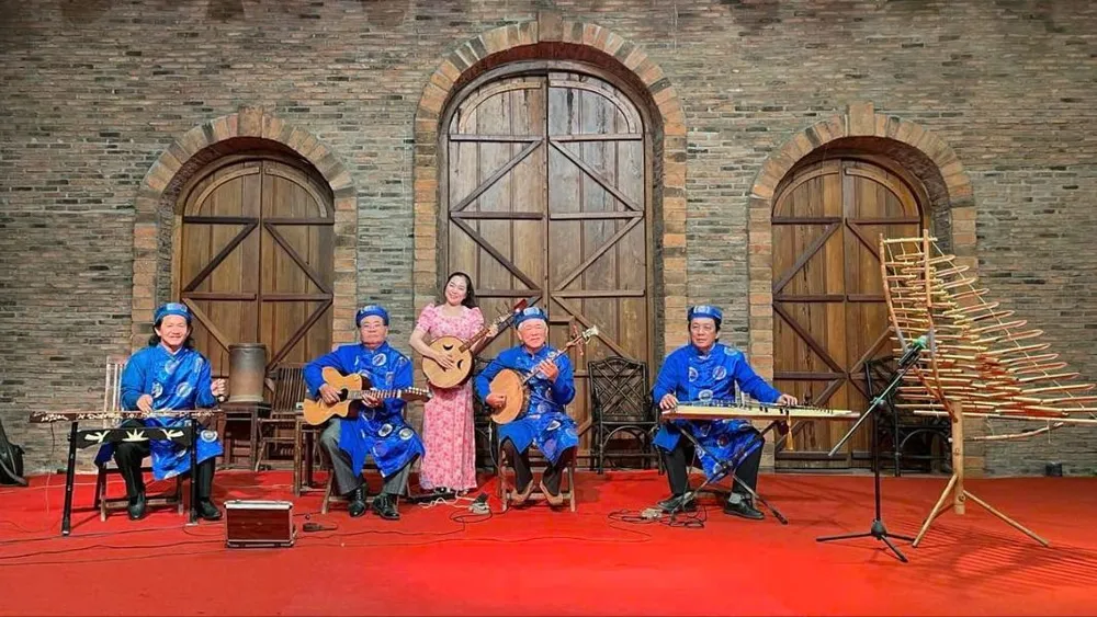 Một buổi biểu diễn của CLB Đờn ca tài tử và cải lương phường Long Phước tại Bảo tàng Áo dài (Ảnh: NVCC)