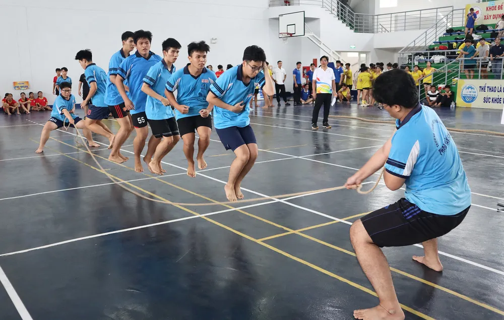 Nhiều bạn trẻ tham gia nhảy dây trong Ngày Olympic trẻ em và thể thao hè 2026 (ẢNH: THƯ NGUYỄN)
