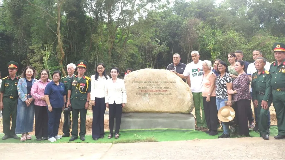 Các đại biểu trước "Vườn tre Fidel Castro" vừa khánh thành. Ảnh: THỤY VŨ