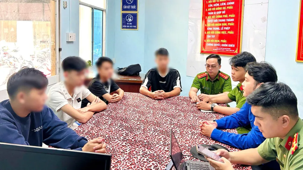 Ban đồng hành của “Hành trình kiến tạo tương lai” phường Bình Tân (TPHCM) sinh hoạt định kỳ hàng tháng với thanh thiếu niên chậm tiến, có nguy cơ bỏ học (ẢNH: HOÀNG KIM)