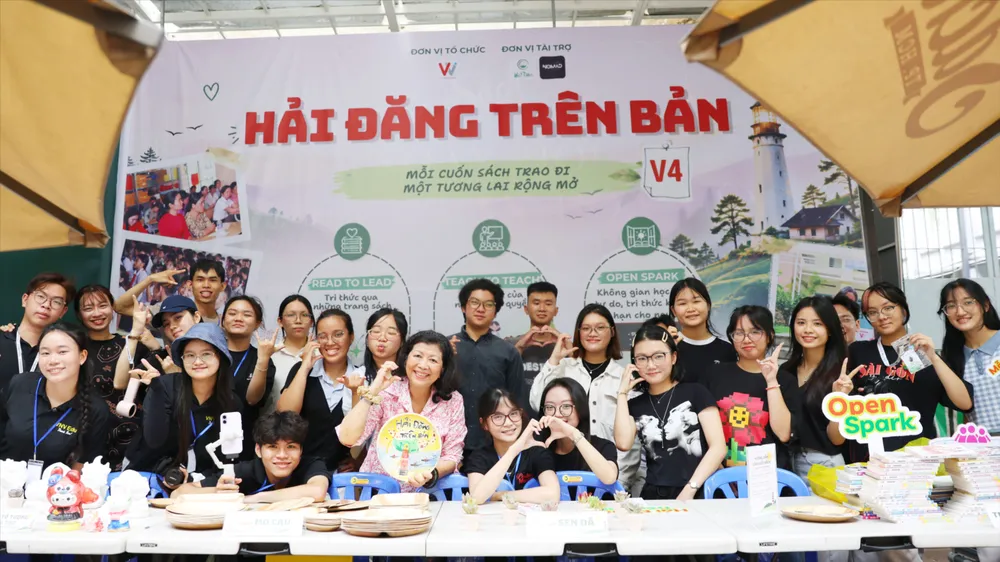  TS Lưu Thị Thanh Mai và các thành viên của dự án "Hải đăng trên bản" (ẢNH: HẢI ĐĂNG TRÊN BẢN)
