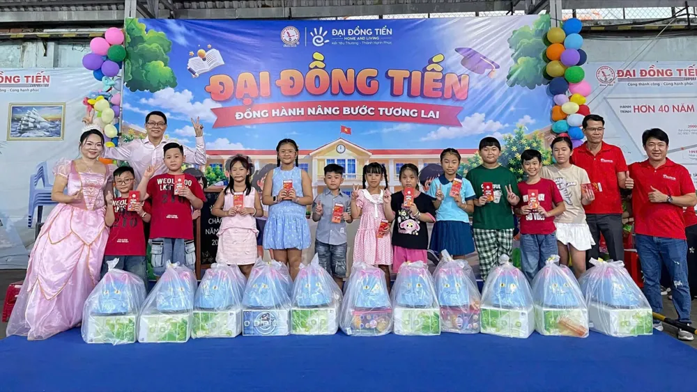 Con của người lao động nhận quà, khen thưởng tại Ngày hội “Đại Đồng Tiến đồng hành nâng bước tương lai” của Công ty CP Đại Đồng Tiến (ẢNH: HỒNG ĐÀO)